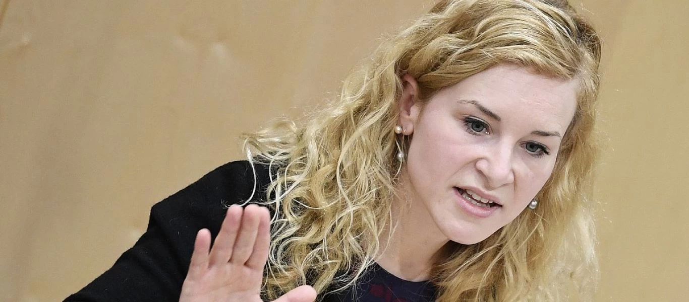 Αυστρία: Κατέρρευσε κατά τη διάρκεια ομιλίας της πλήρως εμβολιασμένη νεαρή βουλευτής (βίντεο)